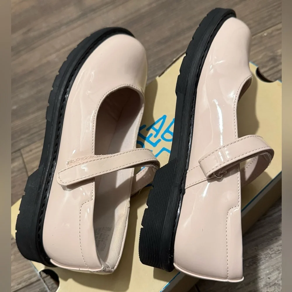 Thereabouts Flutter Girls’ Round Closed Toe Mary Jane Nude Shoes